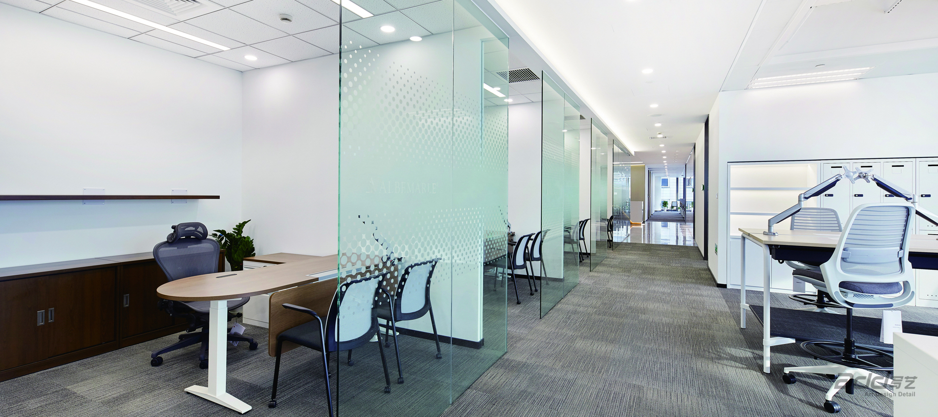 雅?；まk公室裝修-辦公區(qū)玻璃隔斷-pc
